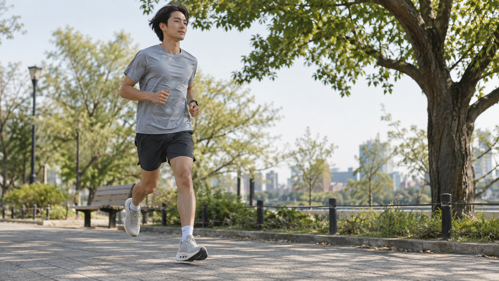 新作情報を確認しながら走るランナーのイメージ