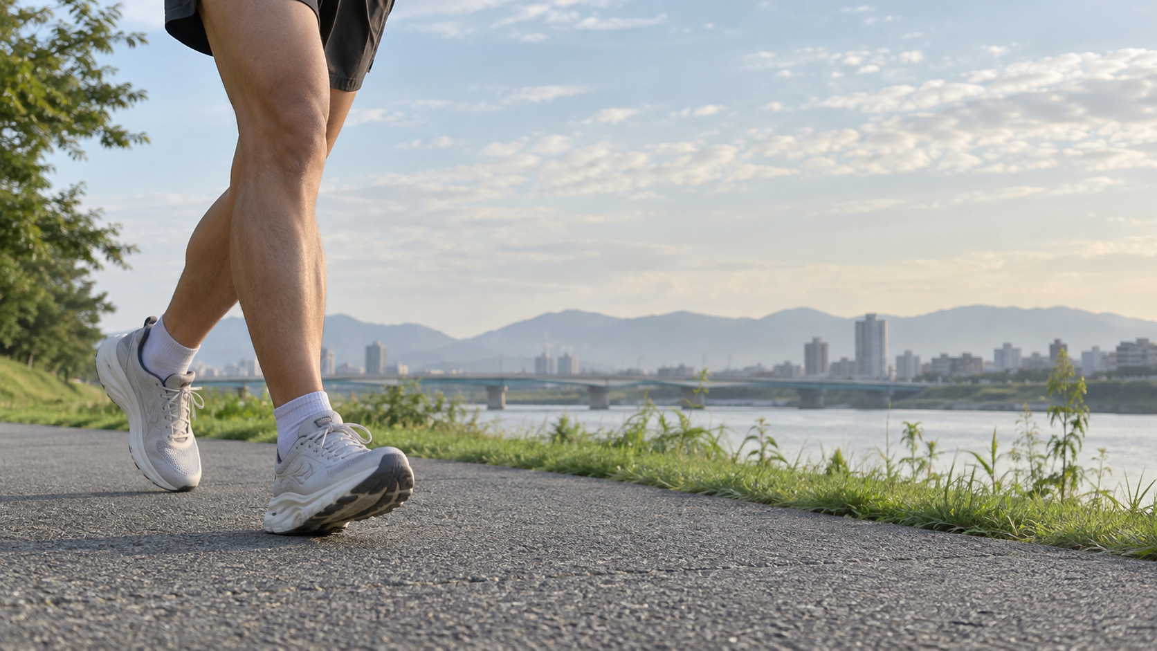 自然な光の中で走るランナーのイメージ
