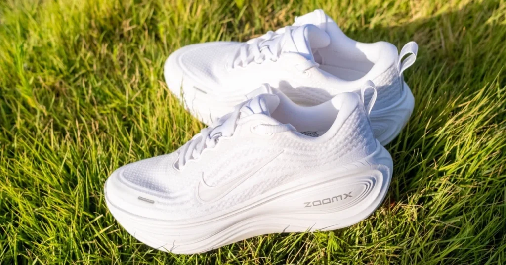 NIKE Vomero Plusのランニングシューズ