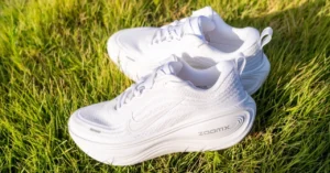 NIKE Vomero Plusのランニングシューズ