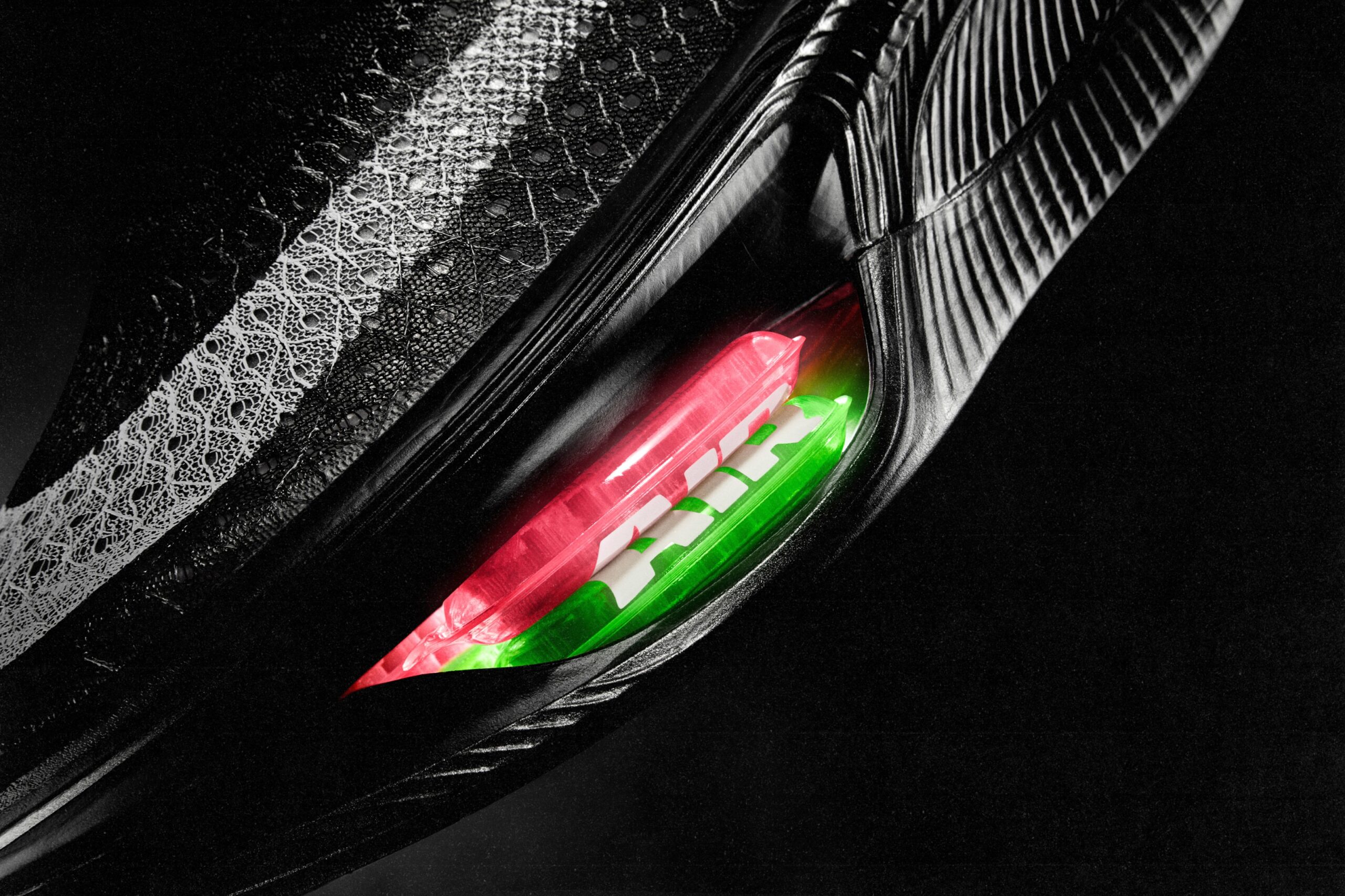 エイペックス前足部の赤と緑の2層Air Zoomユニット