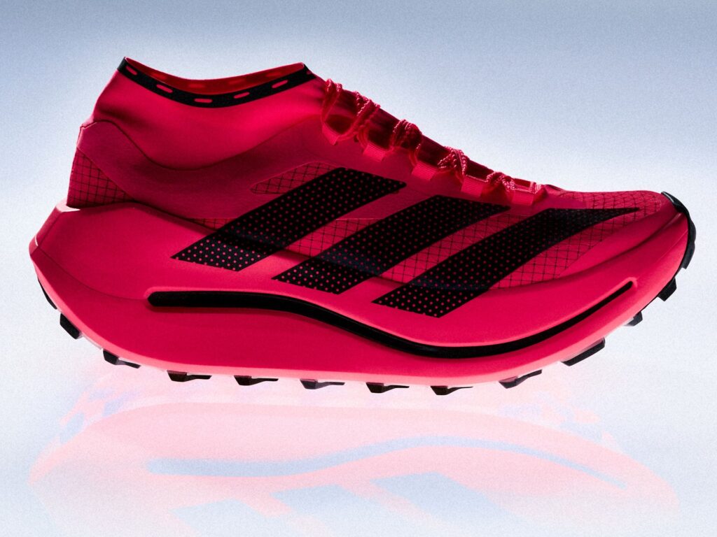 adidas Agravic Speed Ultra Evoの赤いモデルの側面