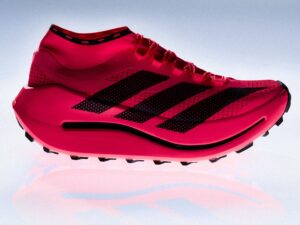 adidas Agravic Speed Ultra Evoの赤いモデルの側面