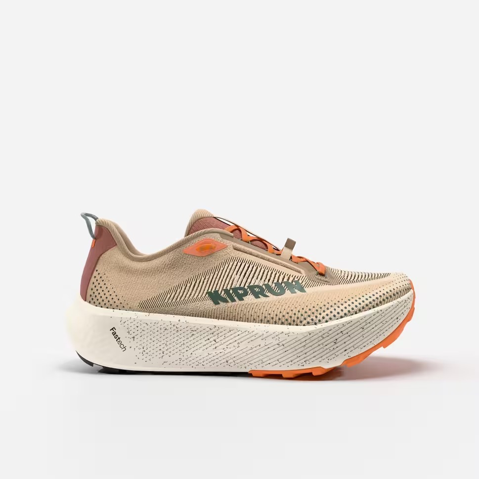 KIPRUN KIPRIDE GRAVEL メンズのベージュとオレンジカラーを側面から見た公式写真