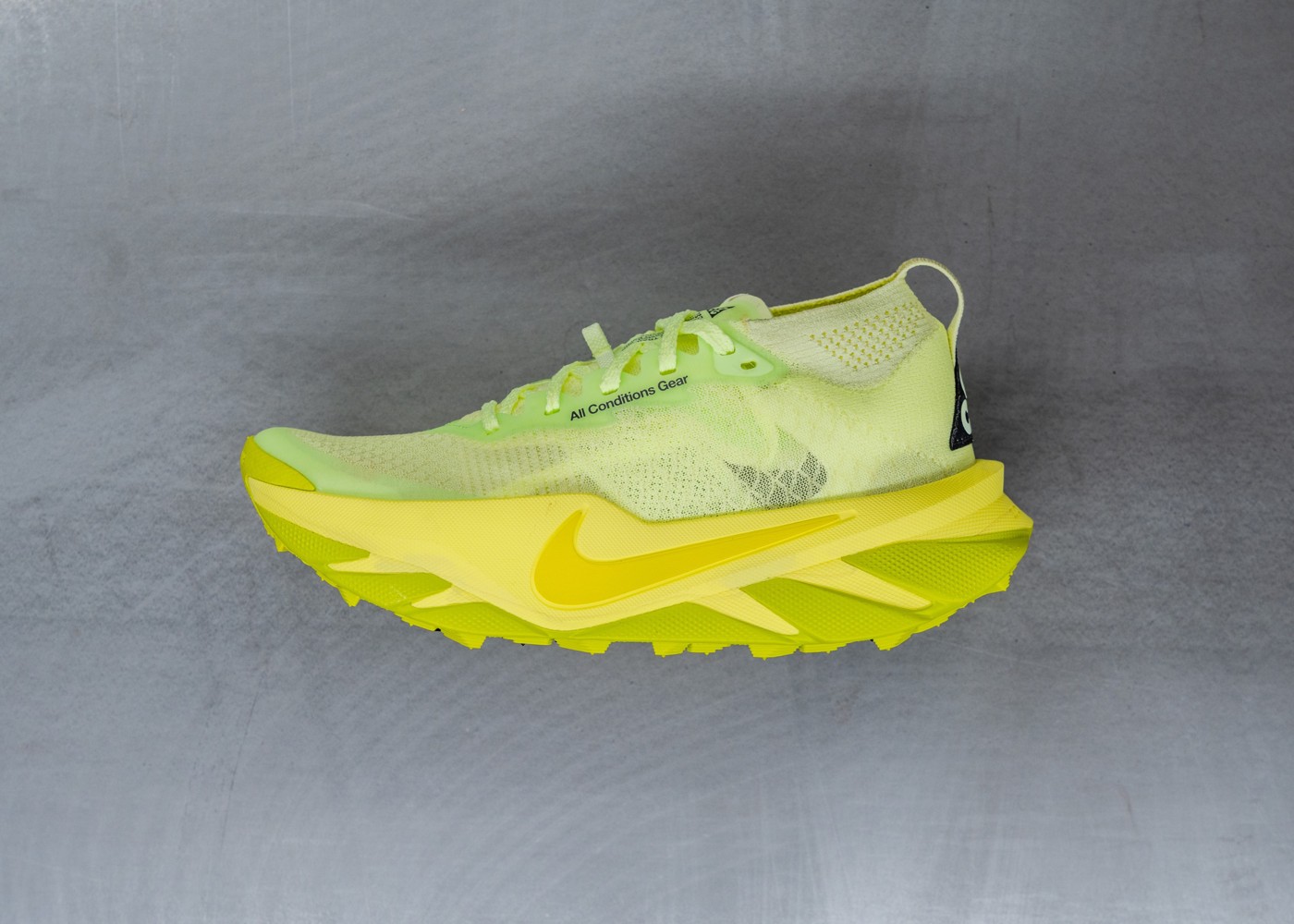 ACG ピックルジュースの側面と厚いミッドソール