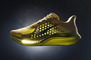 レモンカラーのNike Pegasus Plus 2の側面と前足部Air Zoom