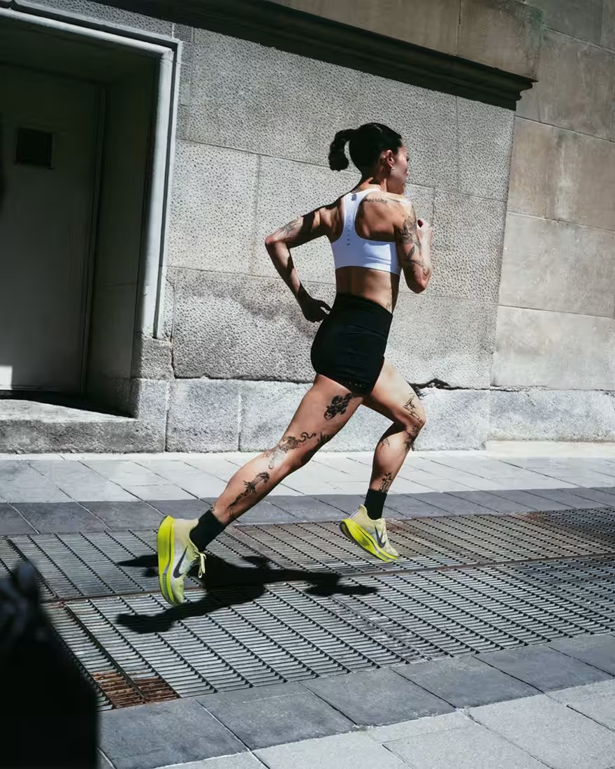 Nike Pegasus Plus 2を着用して舗装路を走るランナー