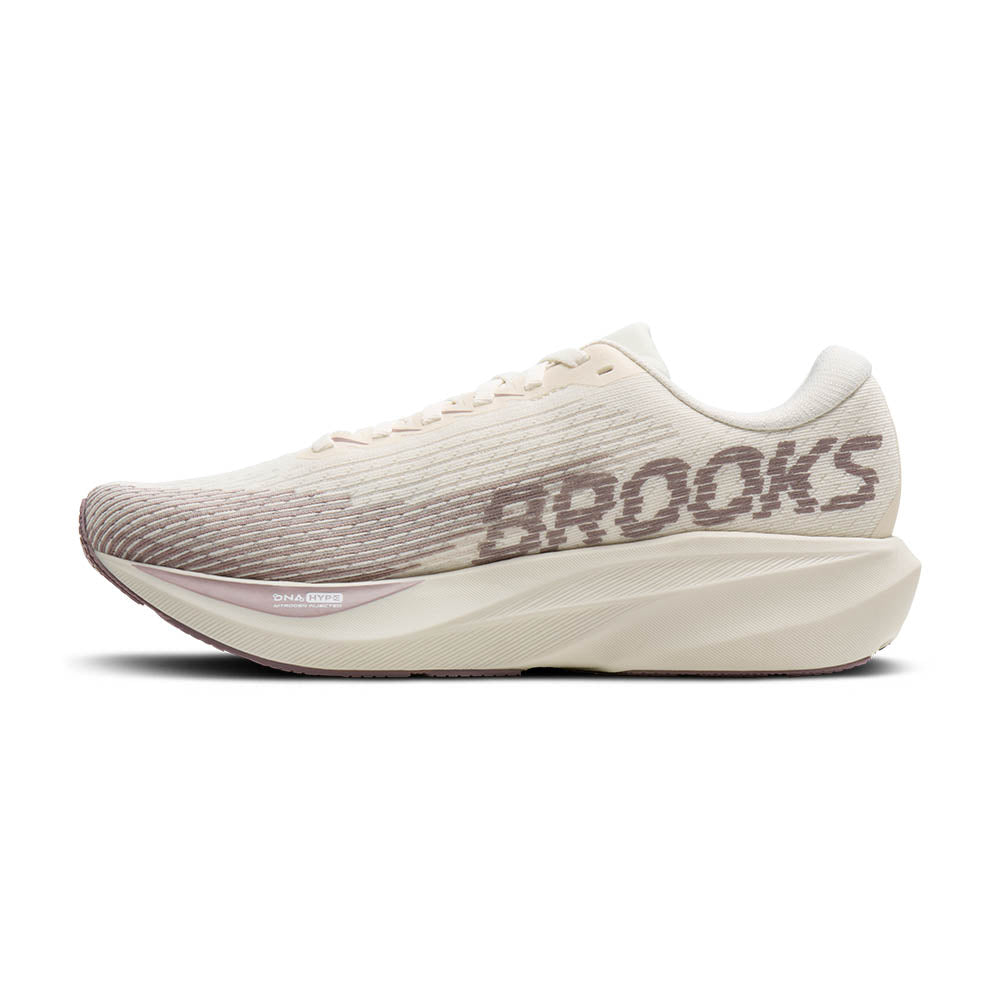 Brooks Ghost AMPのホワイト／ブラウンカラーを斜めから写した公式商品写真。