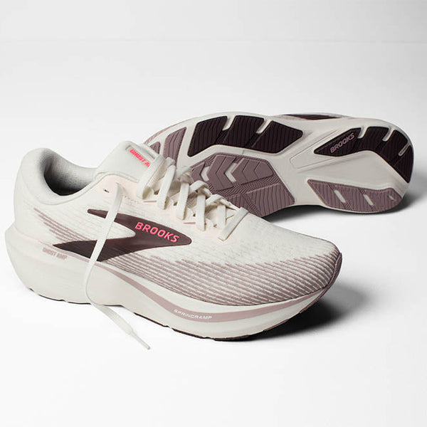 Brooks Ghost AMPのホワイト/ブラウンとアウトソールを写した商品画像。