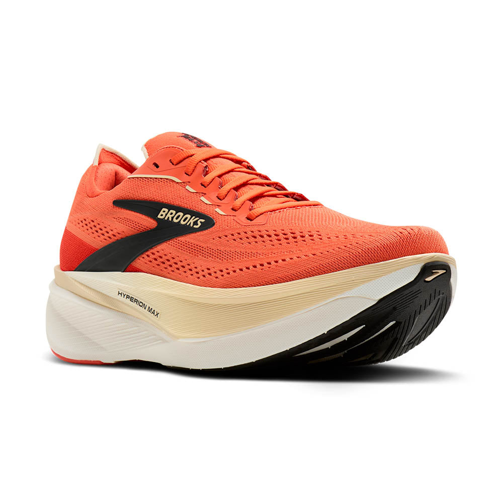 Brooks Hyperion MAX 4のオレンジカラーを斜め前から写した商品画像。