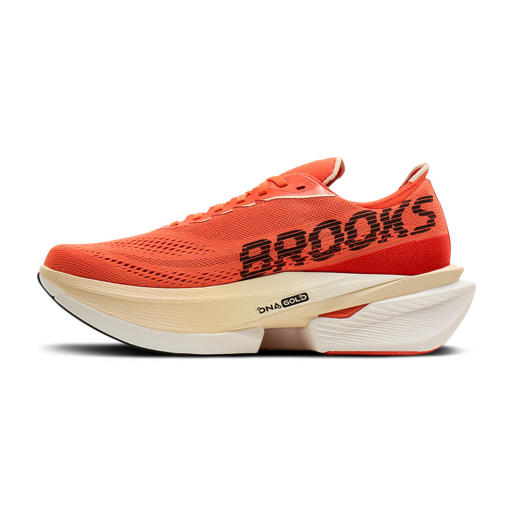 Brooks Hyperion MAX 4のオレンジカラーを内側から写し、DNA GOLDの表記が見える商品画像。